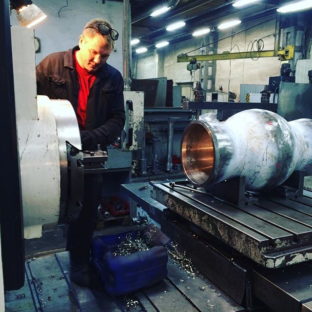 Work on the machine in the AMK workshop| photo